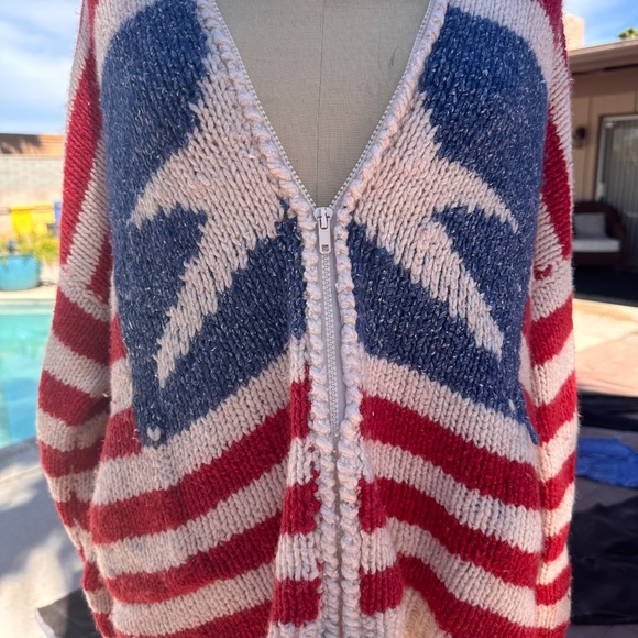 Sweater with hood and pockets - Picture 2 of 8